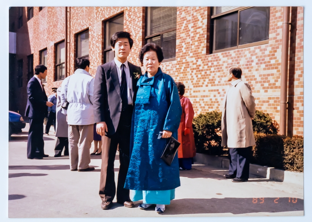 이재명 후보가 1989년 사법연수원 졸업식에서 모친과 기념촬영하던 모습 [연합뉴스 자료사진]