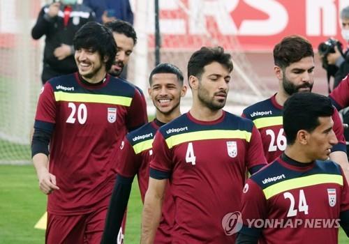 밝은 표정의 이란 축구 대표팀 선수들