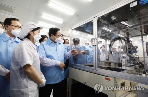 지난 9월 베트남 삼성전자 생산시설을 방문한 팜 민 찐 총리