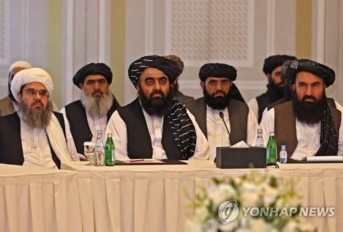  아미르 칸 무타키 외교부 장관(가운데) 등 탈레반 정부 인사.