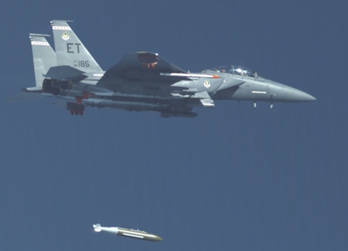 (서울=연합뉴스) 미국 플로리다주에 있는 에글린 공군기지는 지난 7일 F-15E 전투기가 3만5천ft 상공에서 GBU-72 첨단 5K 관통탄을 투하했다고 밝혔다. 전투기에서 폭탄을 투하하는 모습. 2021.10.14 [에글린 공군기지 제공, 재판매 및 DB 금지]