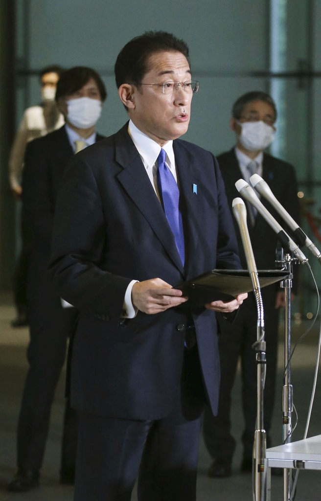 (도쿄 교도=연합뉴스) 기시다 후미오 일본 총리가 19일 관저에서 북한 미사일 발사와 관련한 국가안보회의(NSC)를 마친 뒤 취재진에게 설명하고 있다. 