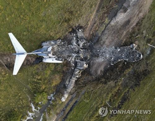추락 사고 이후 불에 타 잿더미로 변한 비행기