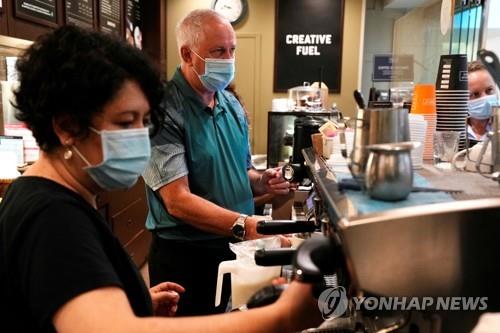 마스크를 쓴 채 고객을 맞는 토론토 커피 전문점
