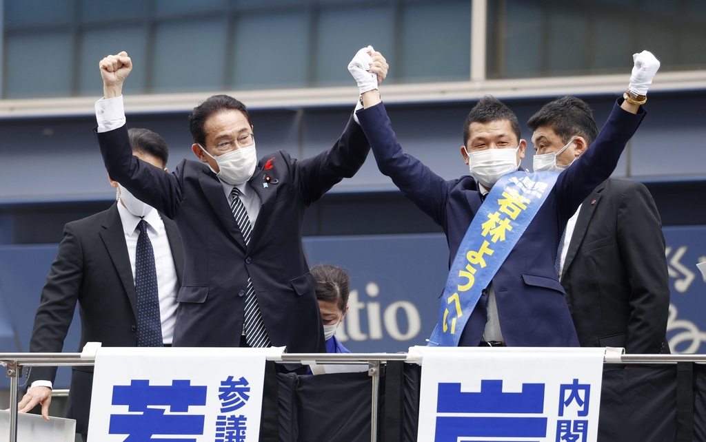 기시다 후미오 총리(왼쪽)와 와카바야시 요헤이 시즈오카 선거구 참의원 보선 자민당 후보. [교도=연합뉴스 자료사진]