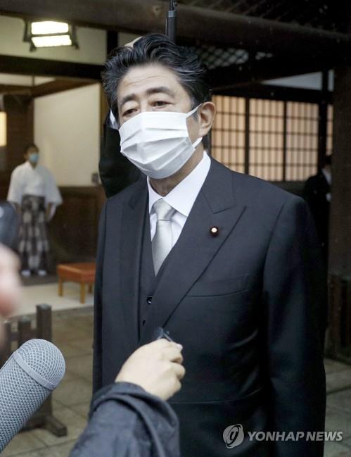 야스쿠니 참배 끝내고 취재 응하는 아베 전 일본 총리