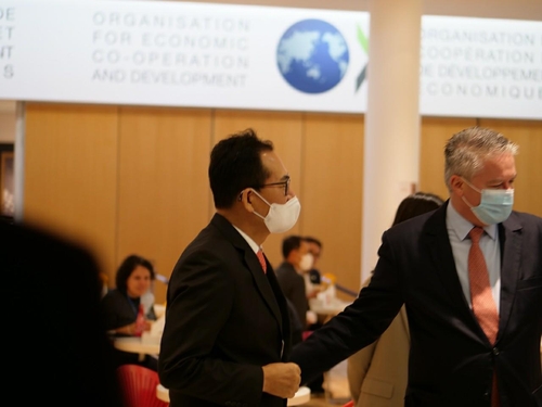 OECD 사무총장과 인사하는 고형권 주OECD 한국대표부 대사