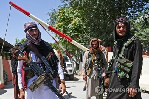 아프간 카불에서 경계 활동 중인 탈레반 대원.