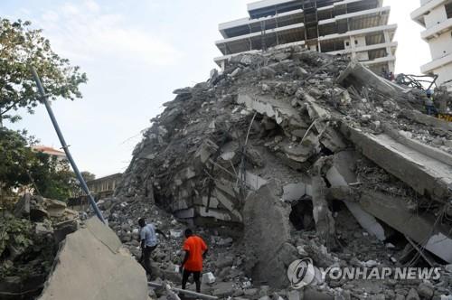 나이지리아서 공사 중이던 21층 건물 붕괴…"수십명 사상" - 1