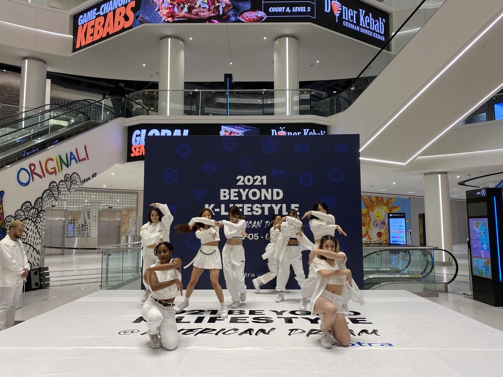 축하공연하는 K팝 댄스팀