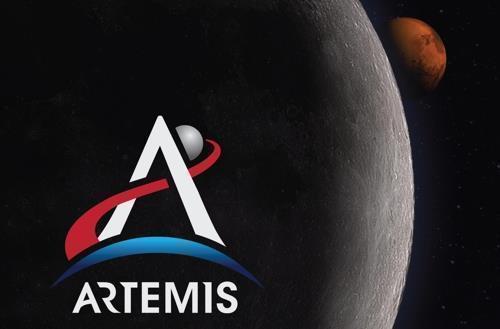 달과 화성을 배경으로 한 아르테미스 로고 