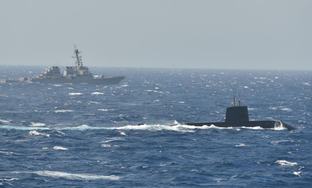 16일 연합훈련 중인 미국 구축함과 일본 잠수함