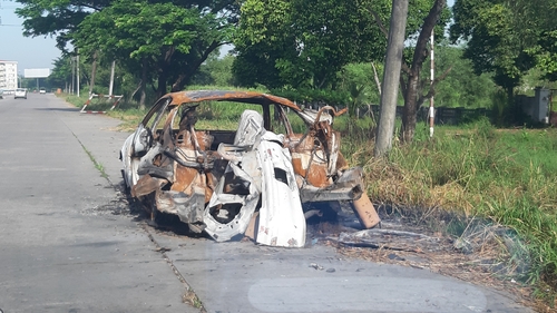 군경에 의해 불태워진 채 도로에 방치된 PDF 차량, 2021.11.22.