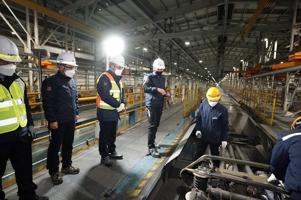 나희승(왼쪽 3번째) 한국철도 신임 사장이 KTX 정비 현장을 점검하고 있다.