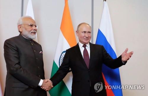  나렌드라 모디 인도 총리와 블라디미르 푸틴 러시아 대통령(오른쪽)