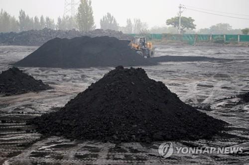 중국 허난성 석탄광 인근에 쌓인 석탄