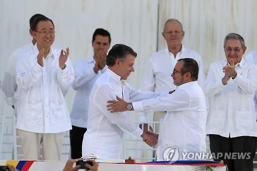 2016년 9월 평화협정 서명하는 콜롬비아 당시 대통령(앞줄 왼쪽)과 FARC 지도자