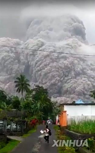 인도네시아 스메루 화산 분화 