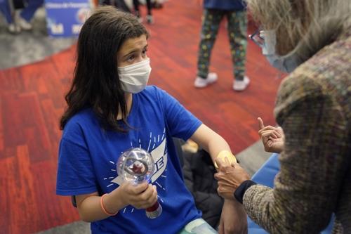 미국 매사추세츠주 우스터의 이동식 백신 접종소에서 백신을 맞는 10세 어린이