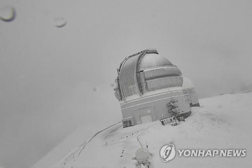 코나 폭풍으로 하와이섬 마우나케아 천문대 주변에 쌓인 눈