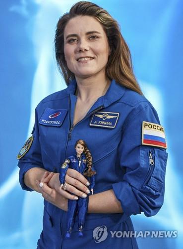 올해 1월 자신을 모델로 한 바비 인형을 들고 있는 러시아 유일 우주비행사 키키나 