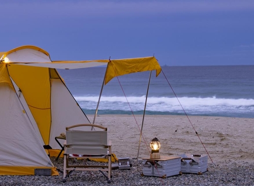 작은 돔 텐트로 해변에서 간단한 세팅을 한 모습 [사진/성연재 기자]