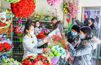 새해 맞는 북한…평양 꽃집에 손님들 북적·불꽃놀이 예상