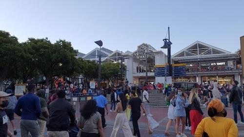 사람 붐비는 남아공 케이프타운의 명소 워터프론트