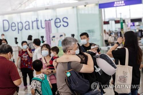 2021년 8월 홍콩 공항에서 작별인사를 나누는 사람들