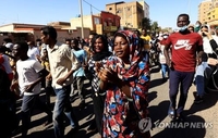 수단 보안군, '군정 반대' 시위대에 발포 3명 사망