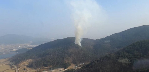 밀양시 부북면 산에서 불…헬기 2대 투입 진화 중