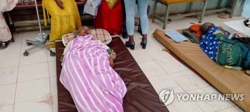 지난 8일 에티오피아 정부군의 공습에서 살아남은 티그라이 주민들의 병원치료 모습