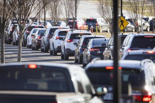 미국 버지니아주의 드라이브스루 코로나19 검사소에 줄 지어 늘어선 차량들