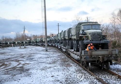 우크라 북쪽 벨라루스로 이동하는 러시아군 차량