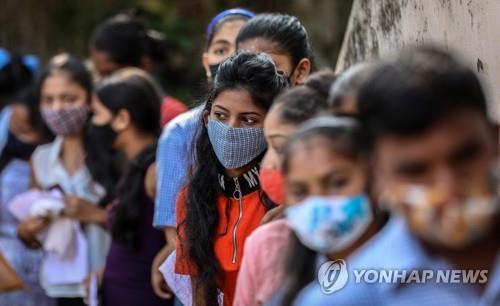  인도 뭄바이의 한 학교에서 코로나19 백신 접종을 기다리는 학생.