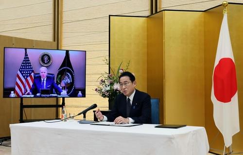 (도쿄 교도=연합뉴스) 기시다 후미오(岸田文雄) 일본 총리가 21일 밤(한국시간) 조 바이든 미국 대통령과 화상 회담을 하고 있다. 