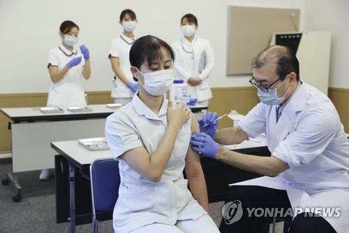 지난해 12월 1일 도쿄메디컬센터에서 의료 종사자들이 코로나19 백신 3차 접종을 받고 있다. [교도=연합뉴스 자료사진]