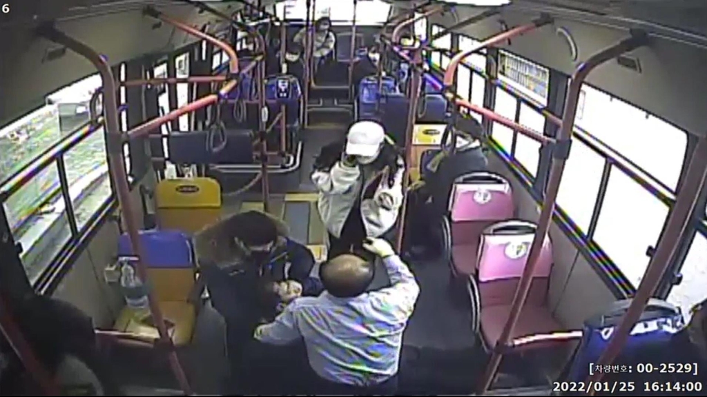 쓰러진 승객 응급 처치하는 버스 기사와 승객