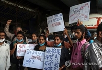 젊은 엄마 집단 성폭행 후 대낮 구경거리 만든 뉴델리 주민