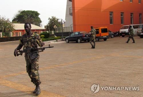 2012년 당시 기니비사우 국회 바깥의 군인들