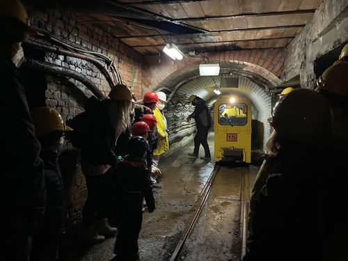 독일 람멜스베르크 광산 견학프로그램 설명 듣는 방문객들