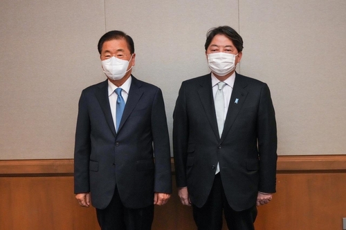 정의용 외교부 장관(왼쪽)과 하야시 요시마사 일본 외무상