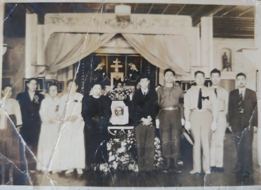 안중근 의사 차남인 안준생 장례식에 참석한 안 여사(왼쪽 4번째)