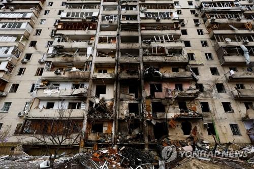 러시아군 포격으로 파괴된 우크라 키예프 아파트 