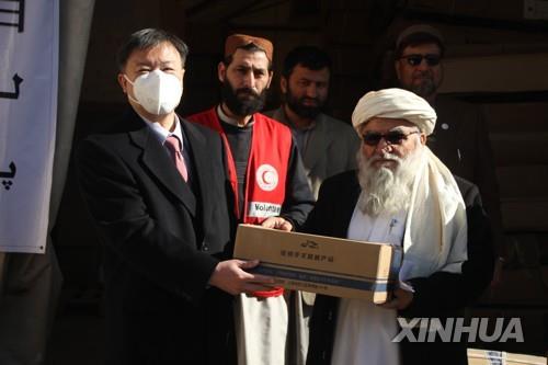  작년 12월 아프간에 구호 물품을 전달하는 주아프간 중국 대사 왕위(왼쪽).