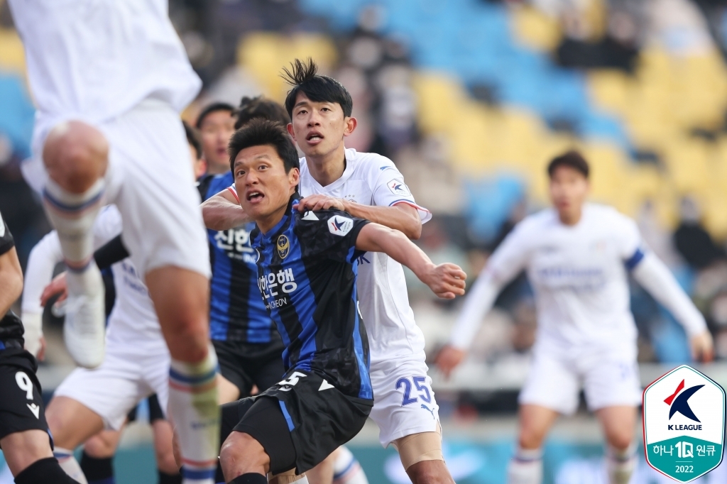 상대 선수와 몸싸움하는 이명주