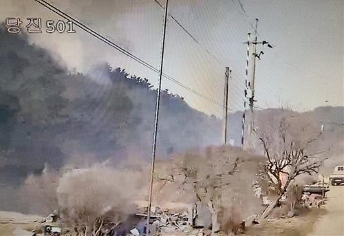 충남 당진 대호지면 야산서 산불…헬기 1대 투입해 진화 중