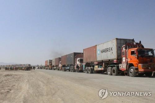 아프간으로 이동하기 위해 파키스탄 국경서 대기 중인 트럭. 