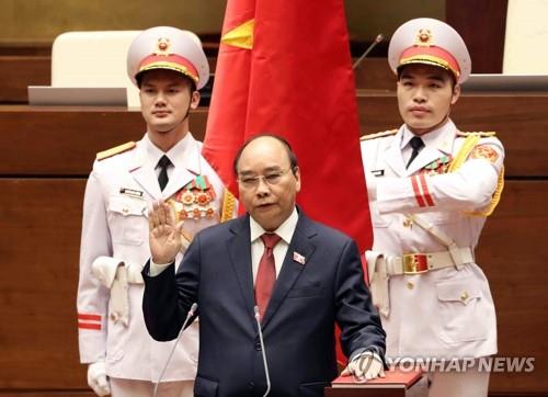취임 선서하는 응우옌 쑤언 푹 신임 베트남 국가주석