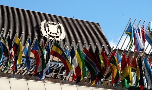 국제해사기구 로고와 회원국들의 국기